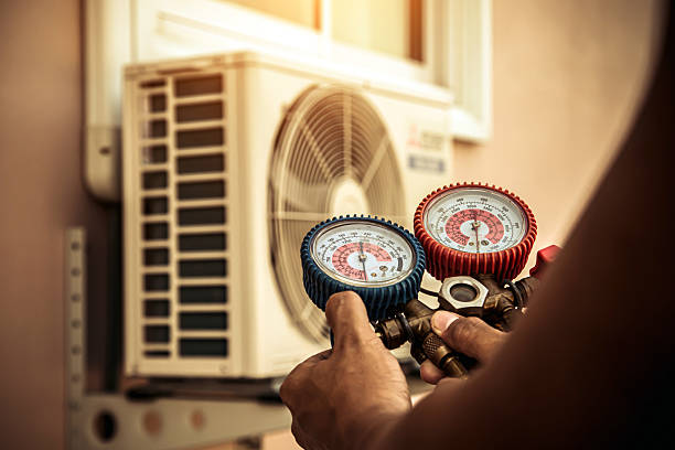 Professional Hvac technician working in Earth City, MO